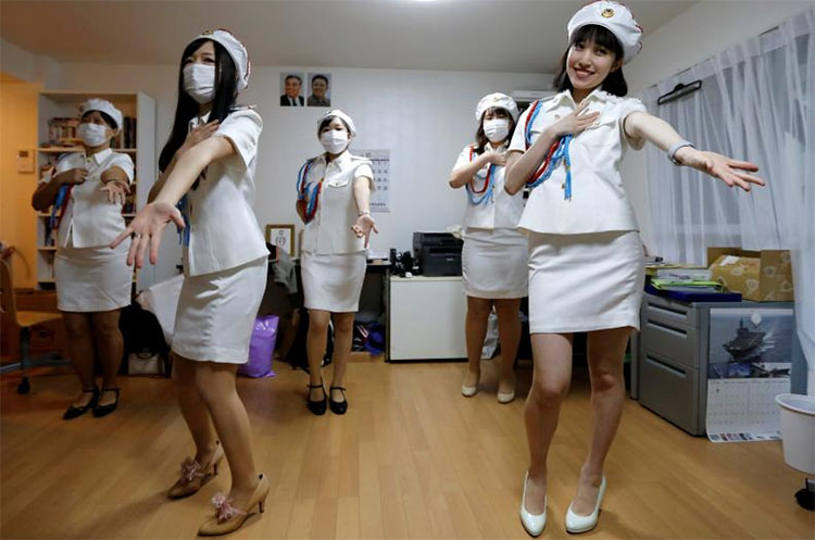 일본의 북한 팬클럽 선군여자 일본의 북한 팬클럽 선군여자의 모란봉악단 코스프레