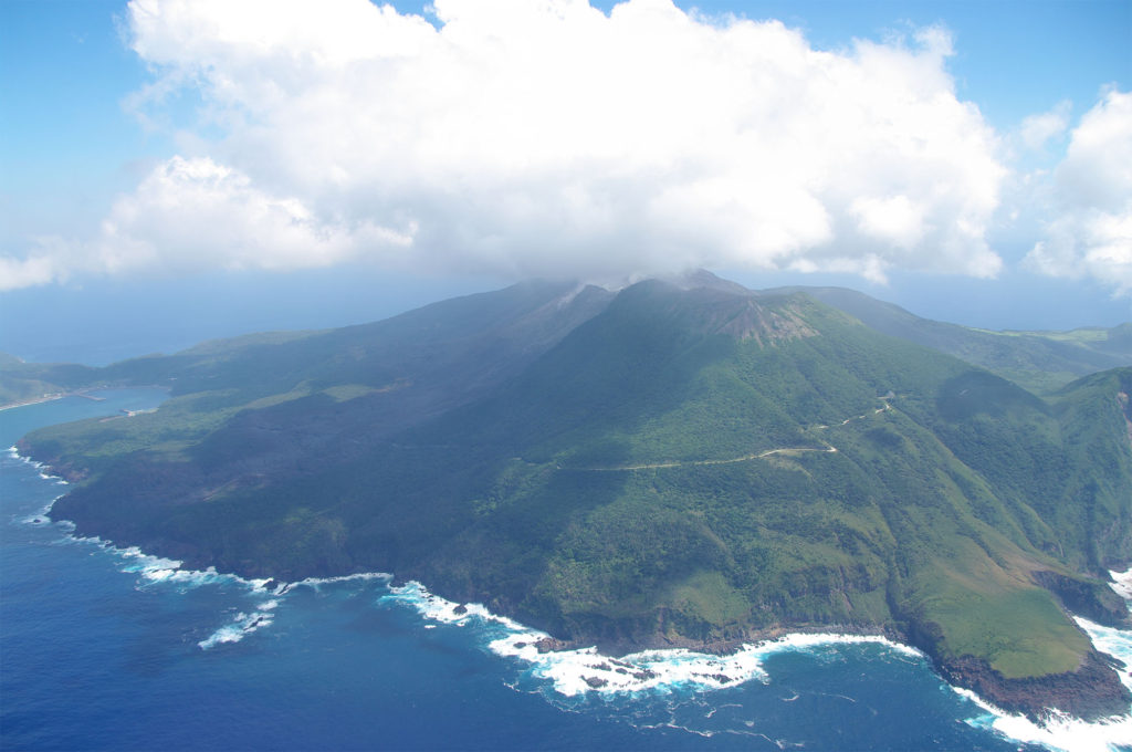 구치노에라부섬 화산 폭발 1024x680 일본 기상청 12월 지진활동 및 활화산 상황 발표