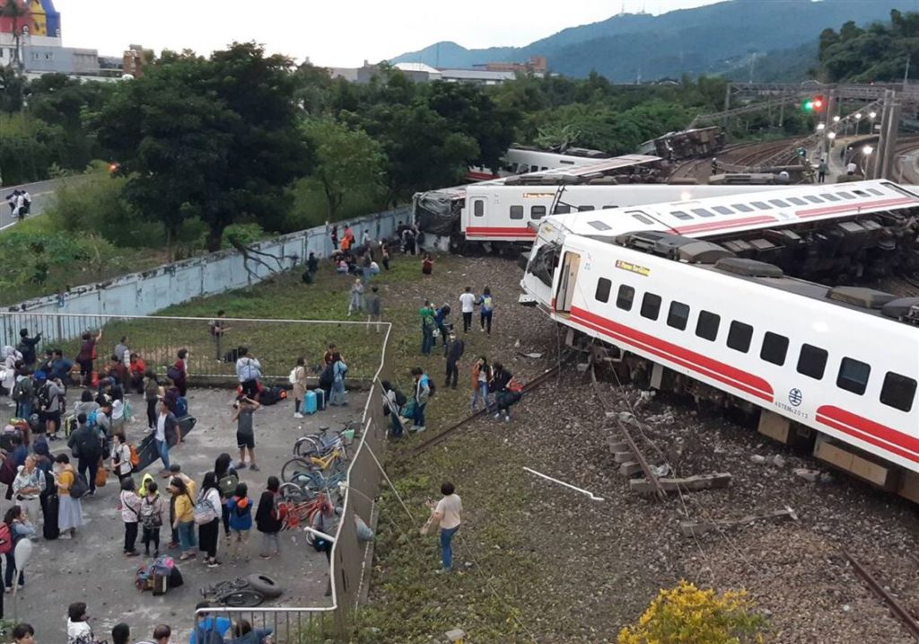 TAIWAN TRAIN ACCIDENT 1024x717 일본제 대만 열차 탈선사고 순간 영상