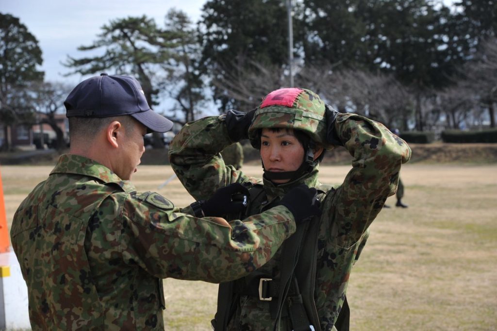 일본 공수부대 여성대원 1024x682 일본 육상자위대 공수부대 제1공정단 첫 여성대원 탄생